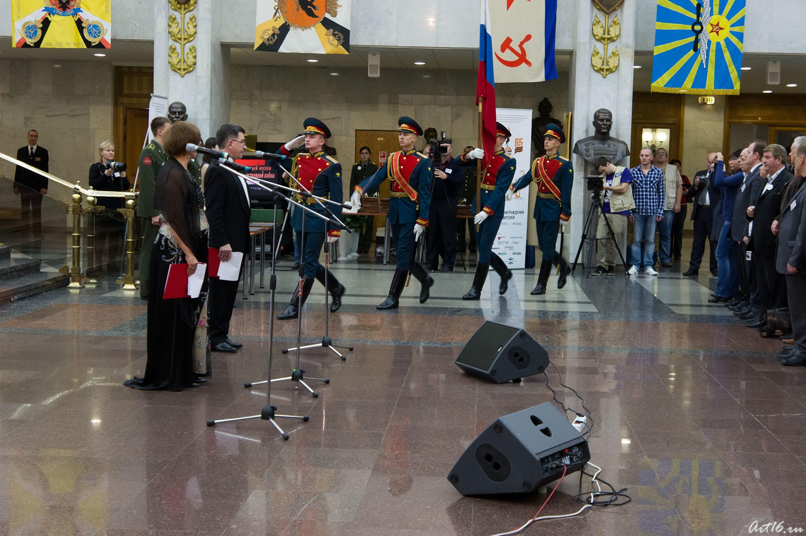 Внос знамени Российской Федерации. Награждение лауреатов конкурса ʺПатриот Россииʺ::Музей-мемориал ВОВ на поклонной горе, г.Москва, 2010г.