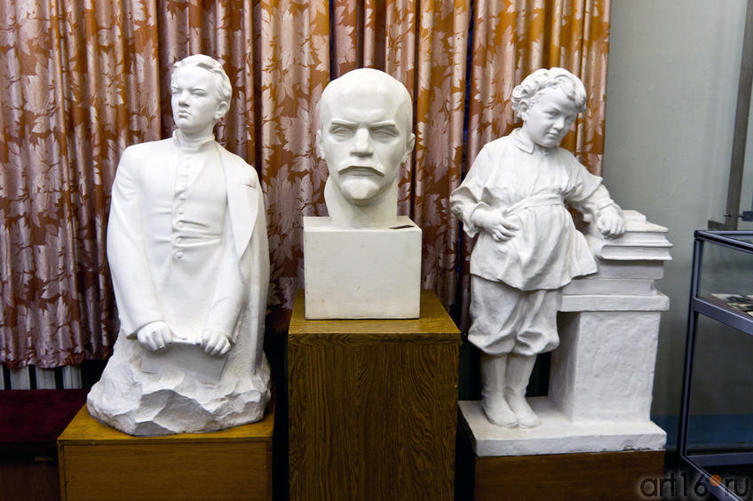 Скульптуры вождя для разных возрастных групп::Экспозиция Дома-музея В.Ульянова-Ленина