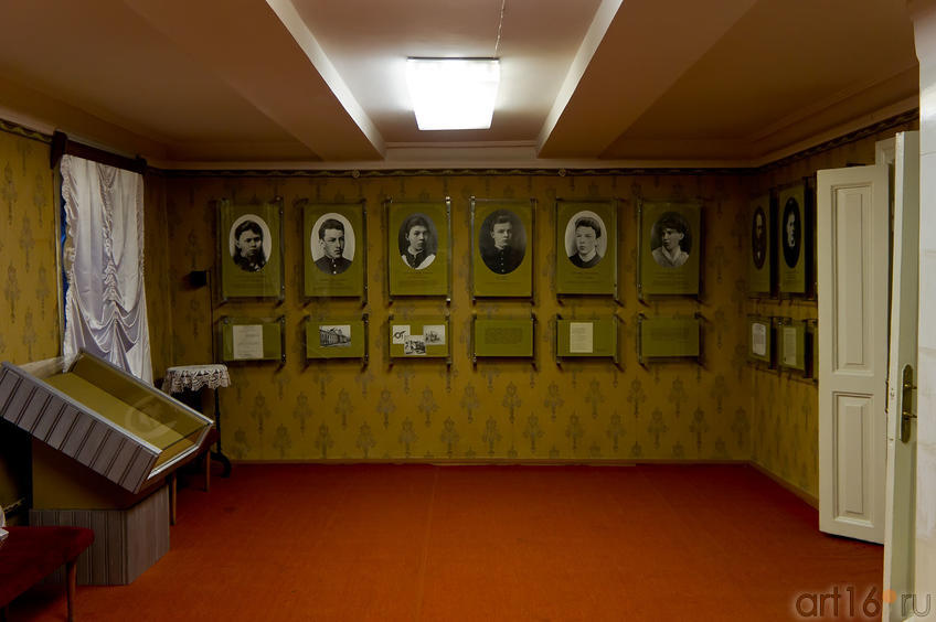 На стенах портреты семьи Ульяновых::Экспозиция Дома-музея В.Ульянова-Ленина