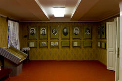 На стенах портреты семьи Ульяновых