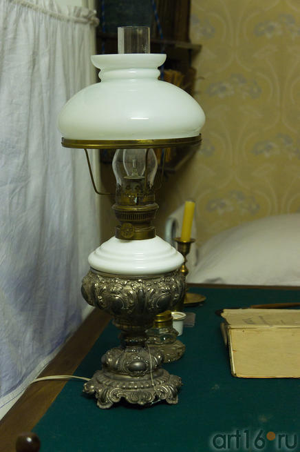 Настольная лампа в комнате В.Ульянова::Экспозиция Дома-музея В.Ульянова-Ленина