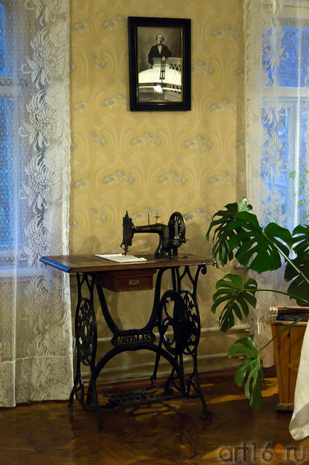 Швейная машинка. Фрагмент экспозиции::Экспозиция Дома-музея В.Ульянова-Ленина