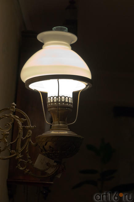 Настенный светильник в гостиной::Экспозиция Дома-музея В.Ульянова-Ленина
