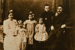 Салих Сайдашев с семьей Насретдина Халитова, где он воспитывался до 11 лет. 1910