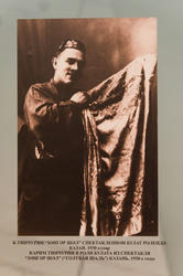 Карим Тинчурин в роли Булата из спектакля «Голубая шаль». 1930-е