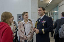 Французский офицер с барышнями на выставке Фарита Губаева. Казань 2010