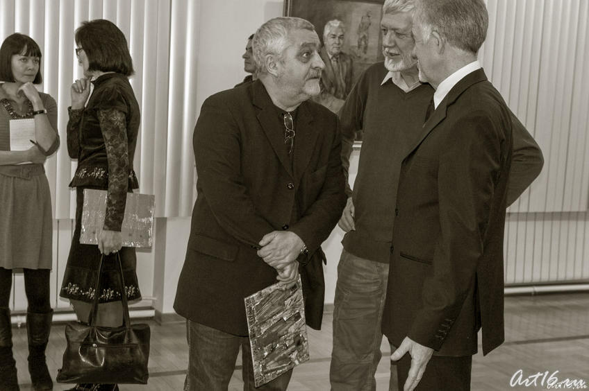 Фото №69157. Зуфар Гимаев в кругу друзей. Открытие выставки (январь 2011)