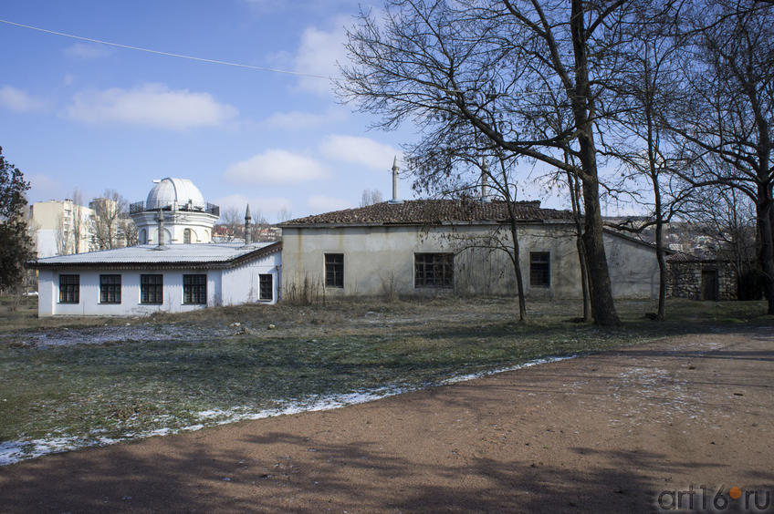 Фото №69826. татарский постоялый двор, к которому  пристроен дом в европейском стиле и башня обсерватории