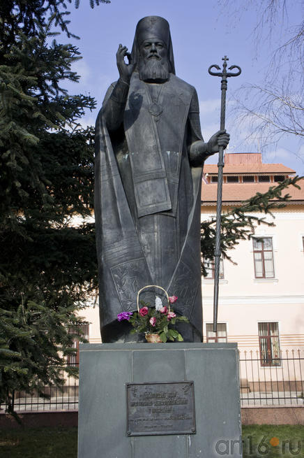 Памятник Святителю Луке::Симферополь, февраль 2011