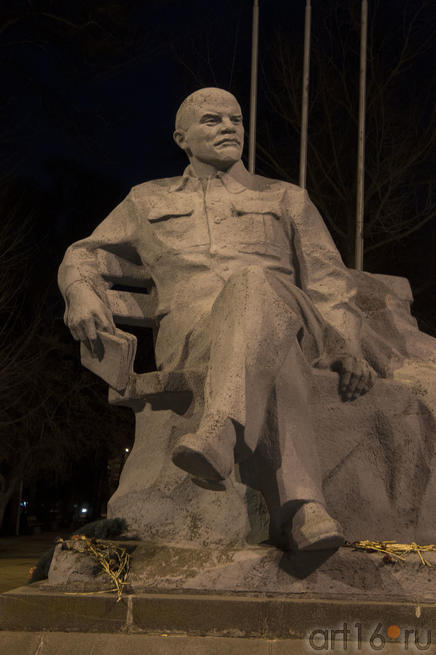Памятник В.И.Ленину возле вокзала::Симферополь, февраль 2011