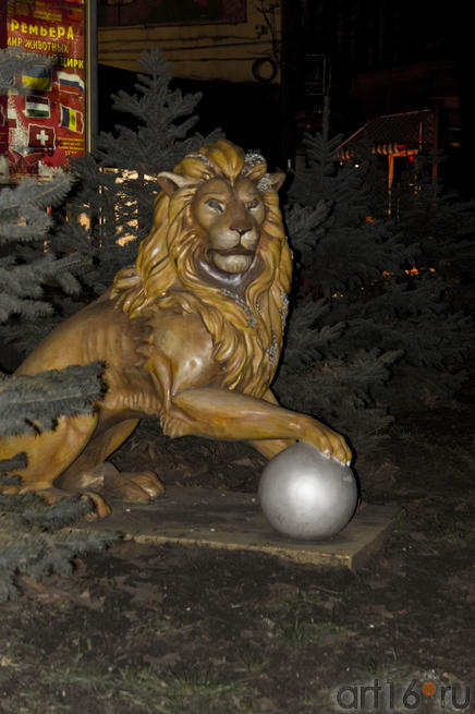 Скульптура Льва. перед  цирком Подарок городу Симферополь::Симферополь, февраль 2011