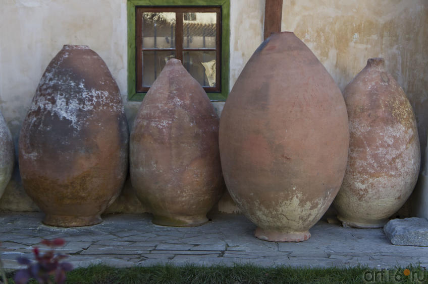 Глиняные кувшины для масла, соли  (перед Главным корпусом)::Бахчисарай