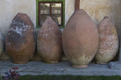 Глиняные кувшины для масла, соли  (перед Главным корпусом)