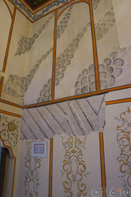 Фрагментстарой оттелки стены в зале Дивана (Совета и Суда)::Бахчисарай