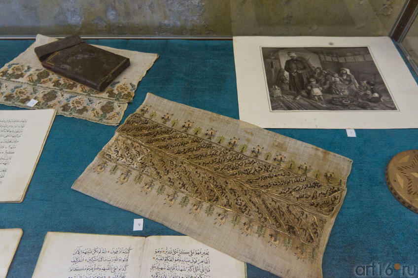 Футляр для Корана (XVIII), полотенце (XVIII), ʺТатарская семьяʺ линогравюра Раффе, 1837::Бахчисарай