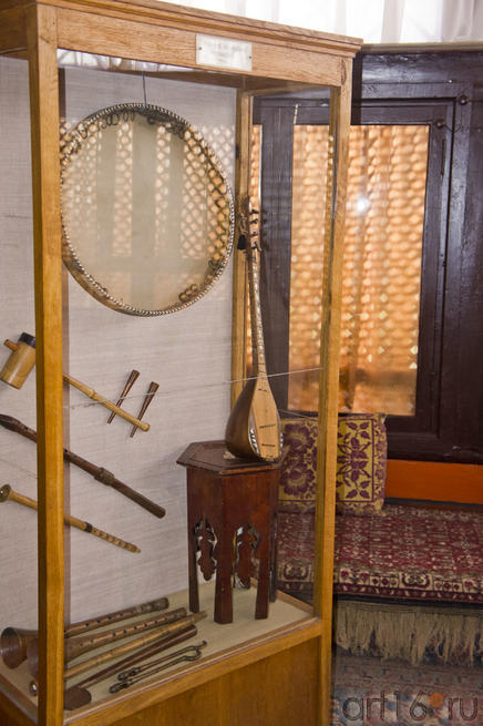 Шкаф с восточными музыкальными инструментами XIX век::Бахчисарай