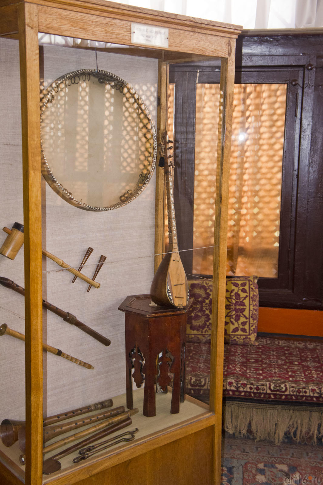 Шкаф с восточными музыкальными инструментами XIX век::Бахчисарай