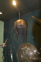 Шлем( сталь, позолота), шит (медь Иран XVII.)Фрагмент экспозици