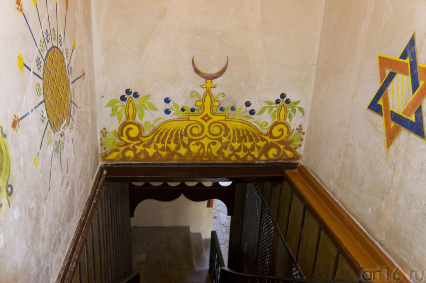 Лестница. Стены украшены рисунками: полумесяц, Печать Сулеймана::Бахчисарай