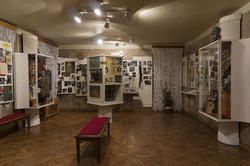 Фойе-музей ( представлены старые афиши, фотографии, предметы, связанные с историей театра)