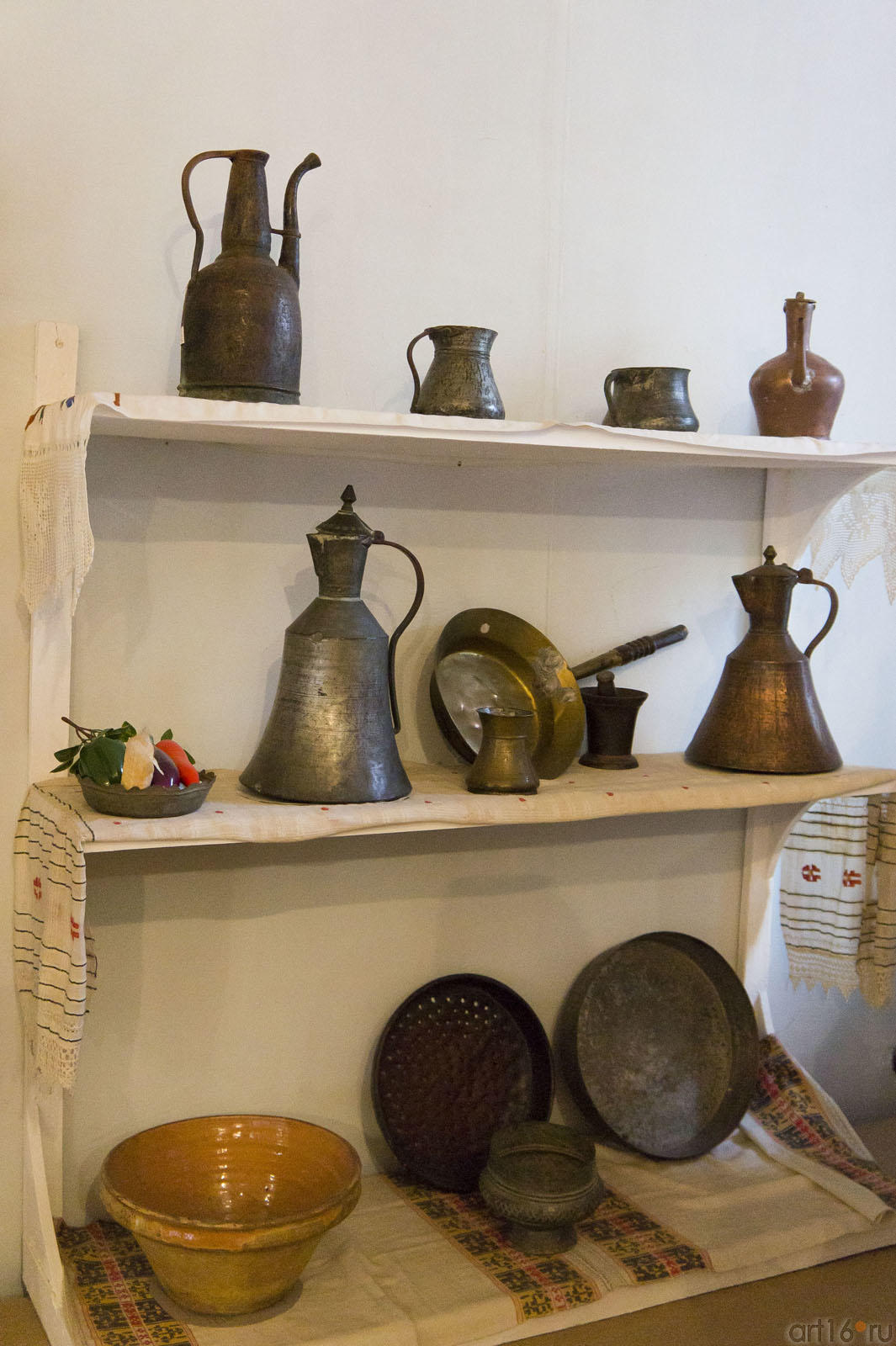 Пполка с посудой. Фрагмент интерьера крымскотатарского жилища::Этнографический музей
