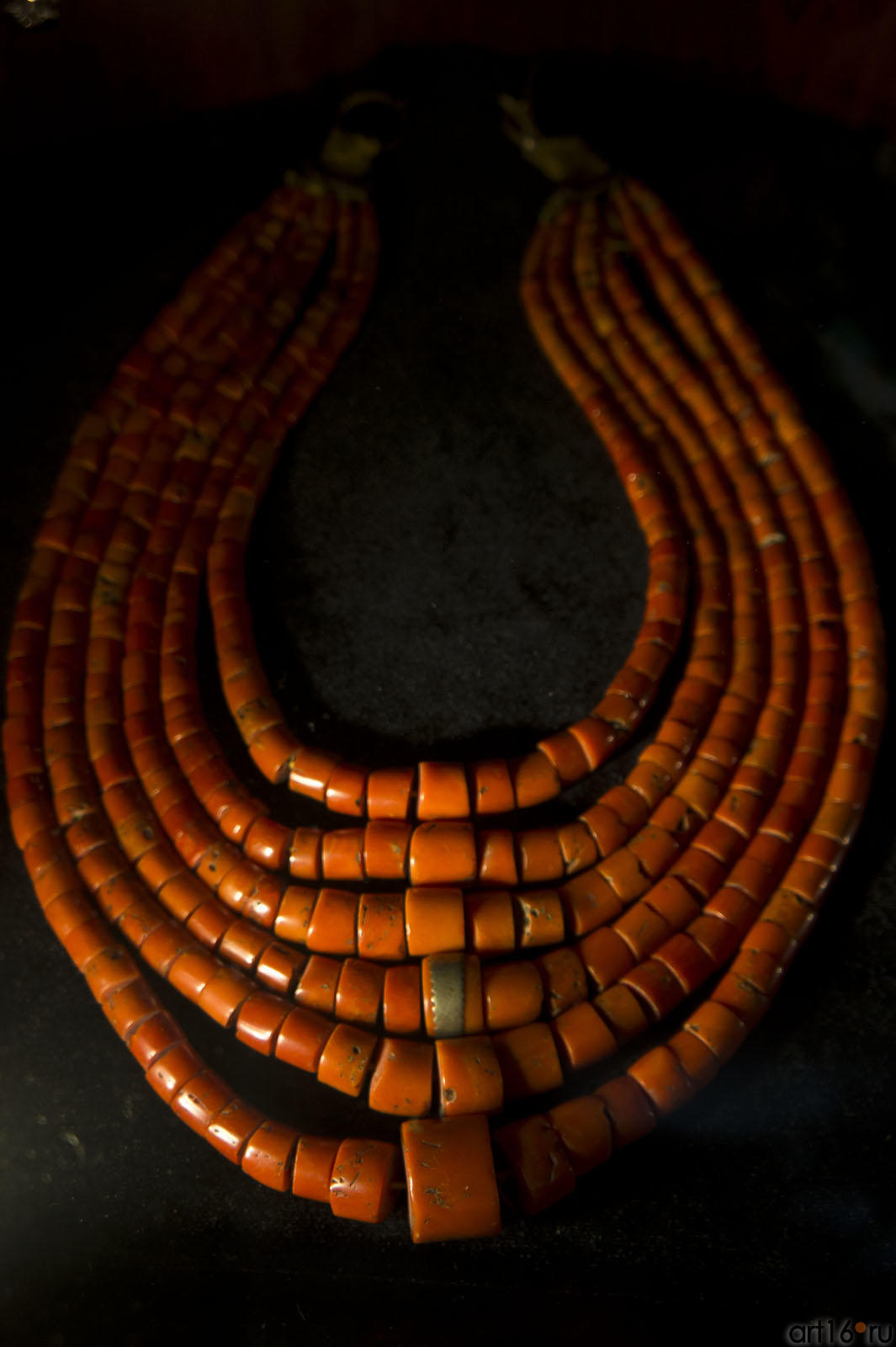 Ожерелье из красных морских кораллов. Украина, Полтавщина, XIX век::Этнографический музей