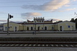 Железнодорожный вокзал Евпатории  из окна электропоезда
