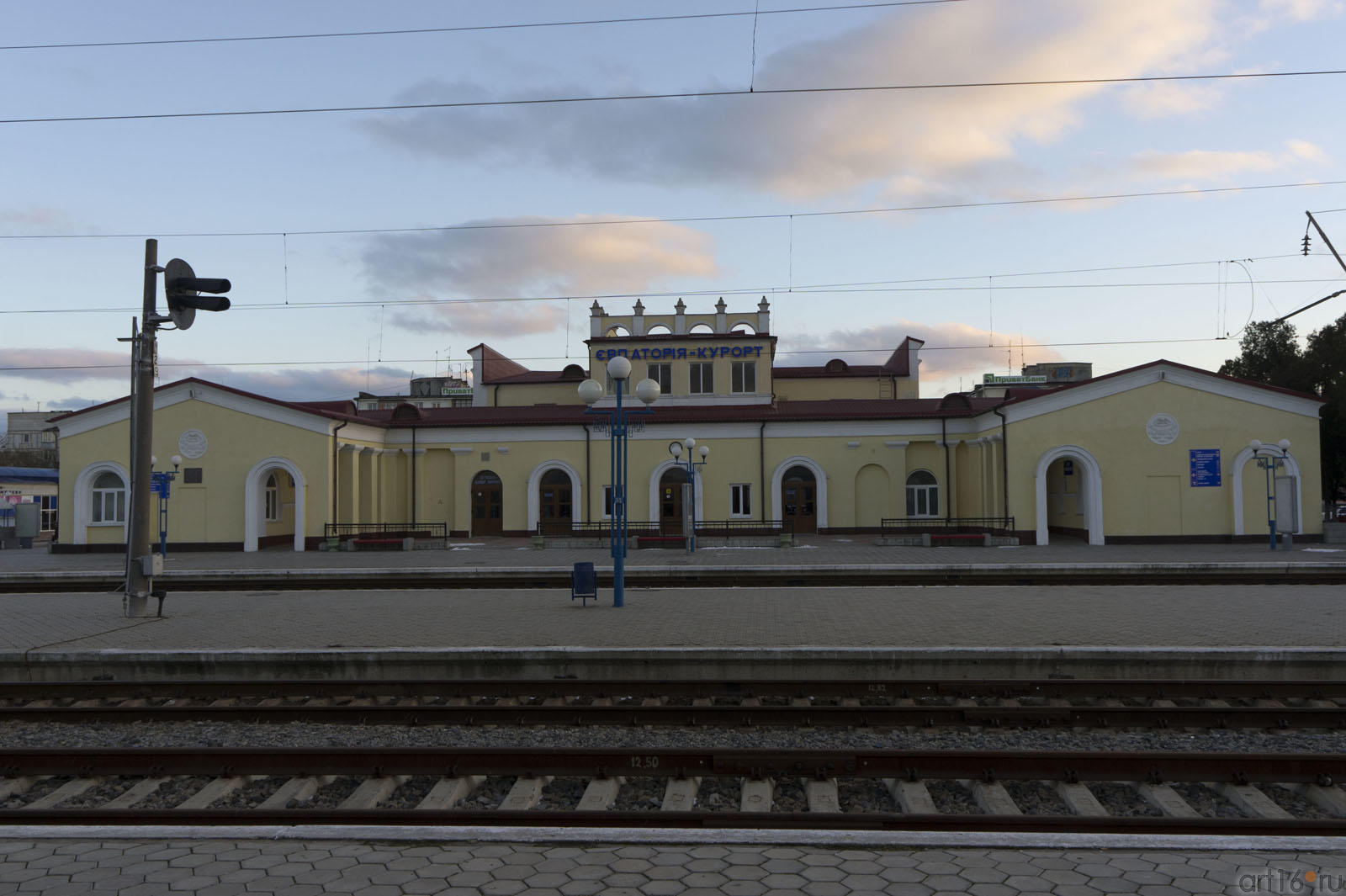 Железнодорожный вокзал Евпатории  из окна электропоезда::Евпатория