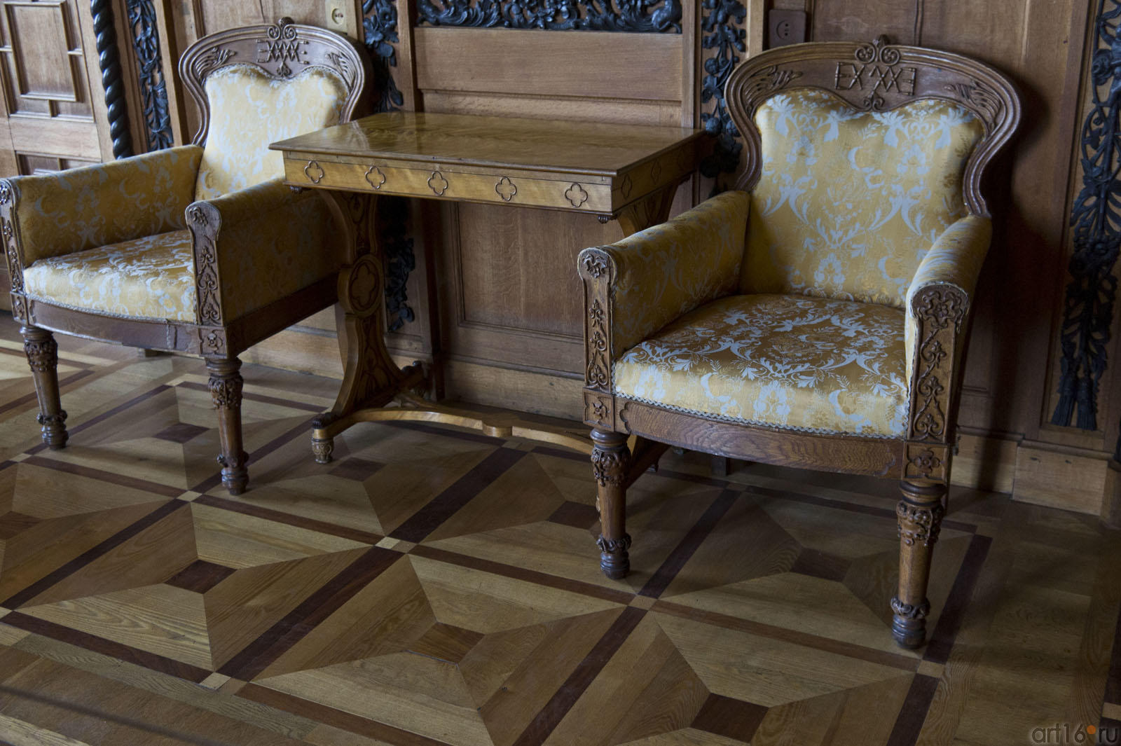 Массивные дубовые кресла  с инициалами владельцев дворца::Алупка, Воронцовский дворец