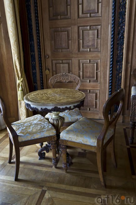 Столик из волнистой березы и дубовые стулья с инициалами владельцев дворца::Алупка, Воронцовский дворец