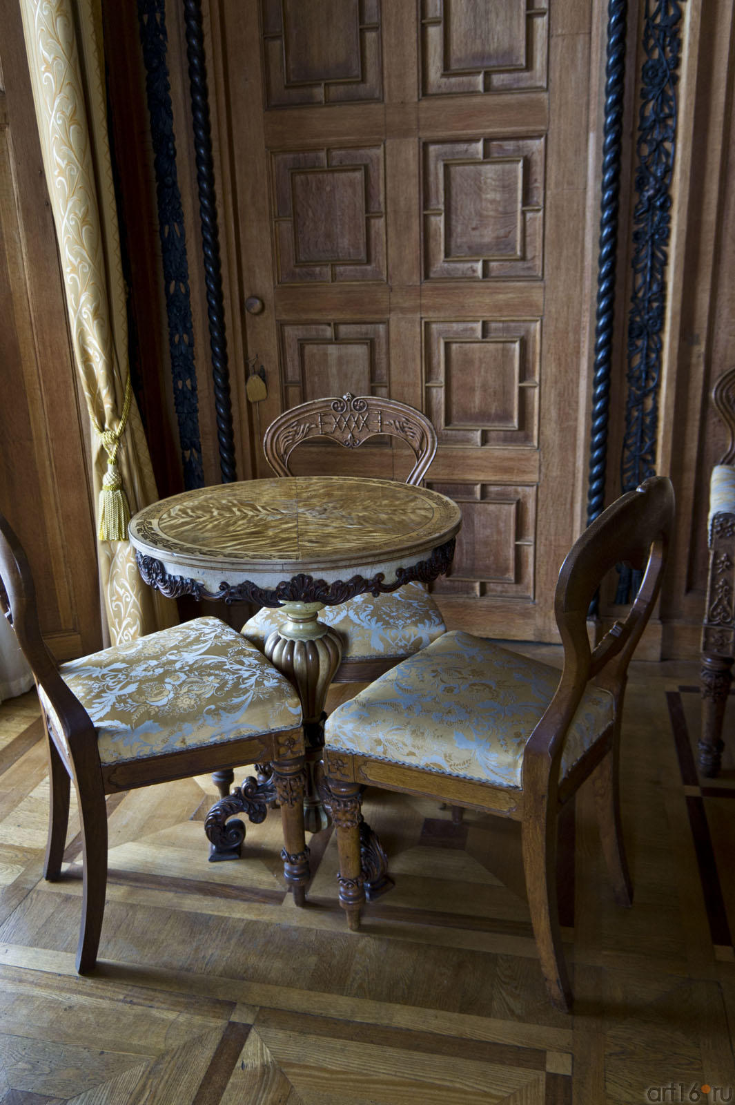 Столик из волнистой березы и дубовые стулья с инициалами владельцев дворца::Алупка, Воронцовский дворец