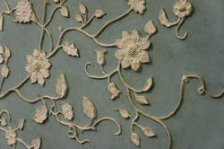 Фрагмент стены (затейливый лепной узор из листьев и цветов)
