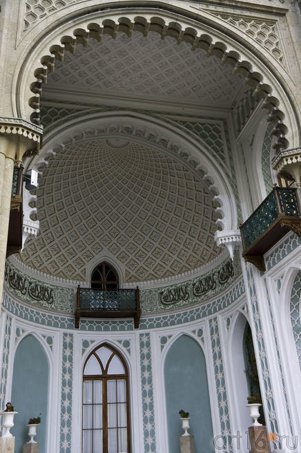 Экседра, обрамленная затейливым порталом, характерная для мусульманской архитектуры.::Алупка, Воронцовский дворец