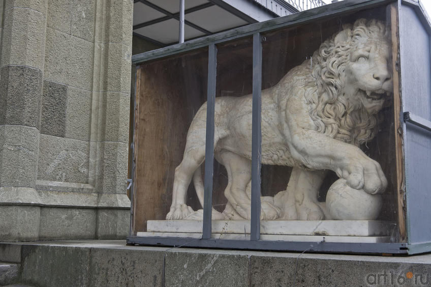 Скульптура бодрствующего льва перед дворцом::Алупка, Воронцовский дворец