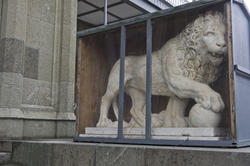 Скульптура бодрствующего льва перед дворцом