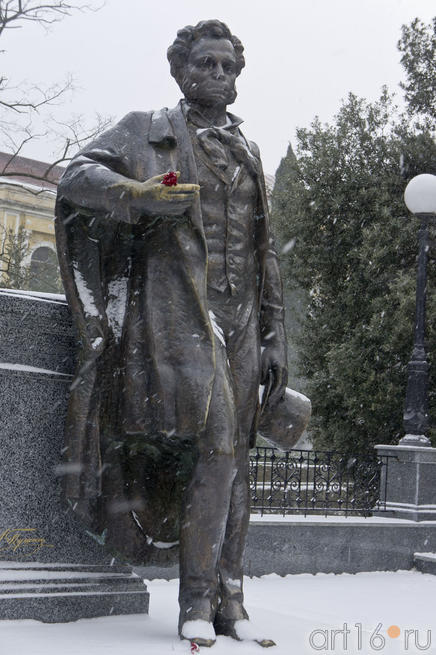 Памятник А.С.Пушкину на Пушкинском бульваре  в Ялте::Ялта