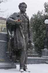 Памятник А.С.Пушкину на Пушкинском бульваре  в Ялте