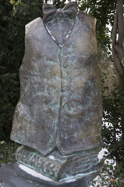 Памятник жилетке Аркадия Арканова::Ялта