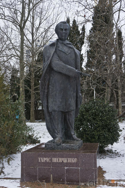 Памятник Тарасу Шевченко в сквере его имени.  Скульптор Леонид Молоканин::Ялта