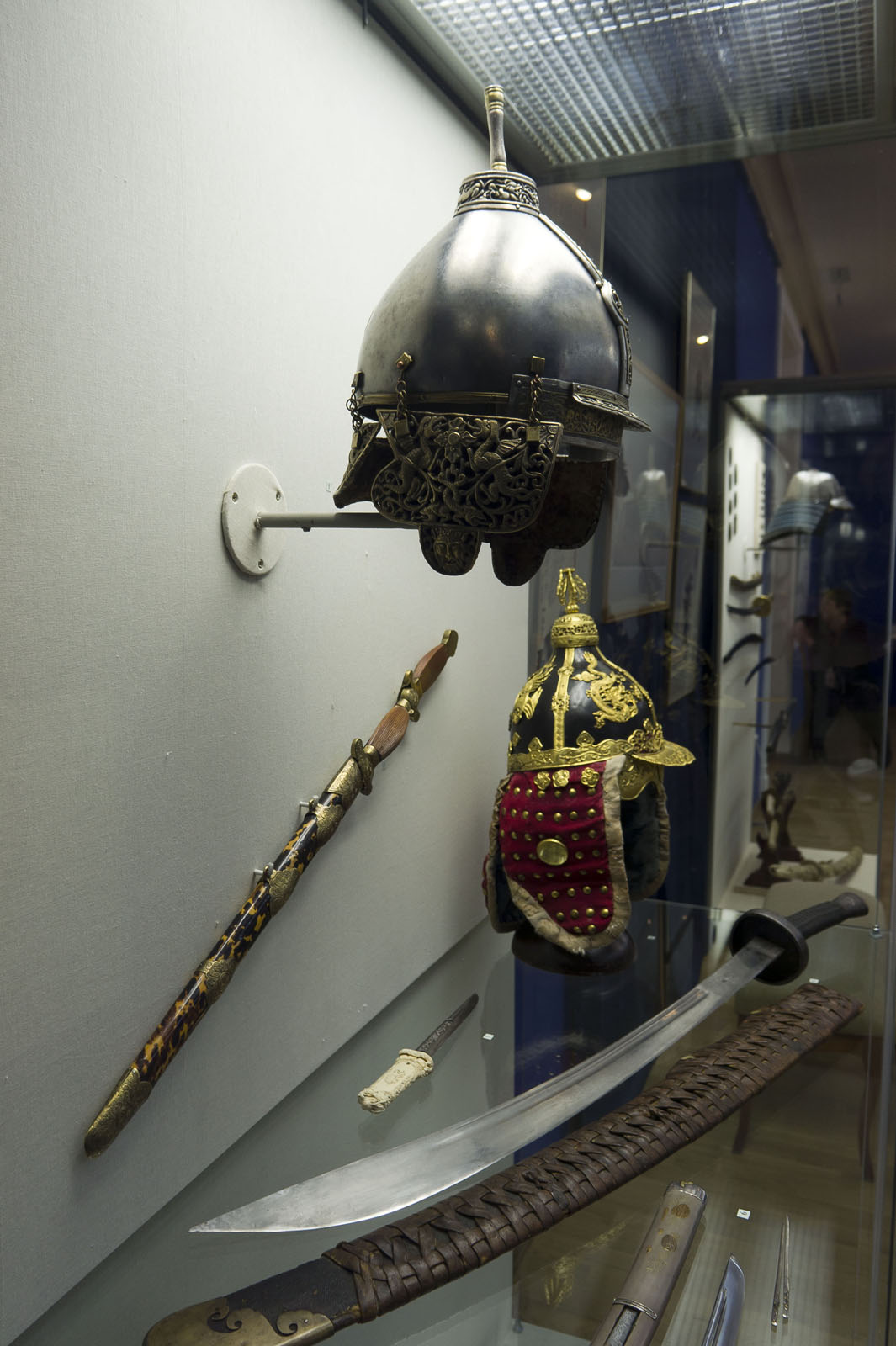 Фото №72110. Шлемы, меч, кинжал. Юго-восточная Азия