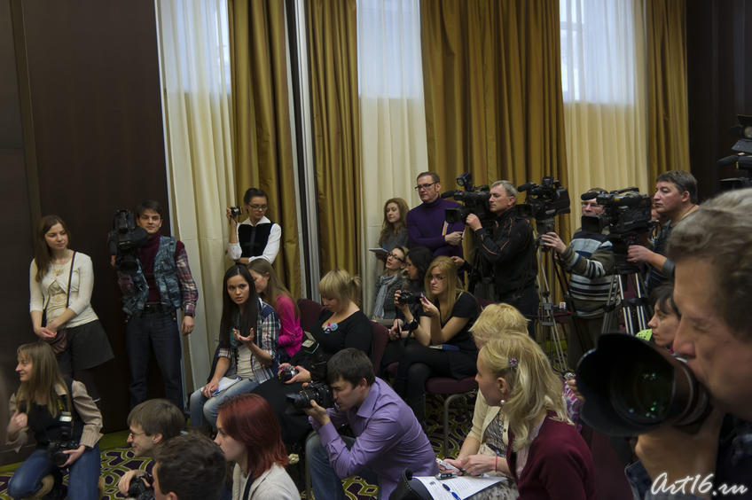 Журналисты на пресс-коференции Пьера Ришара::Фото для статей