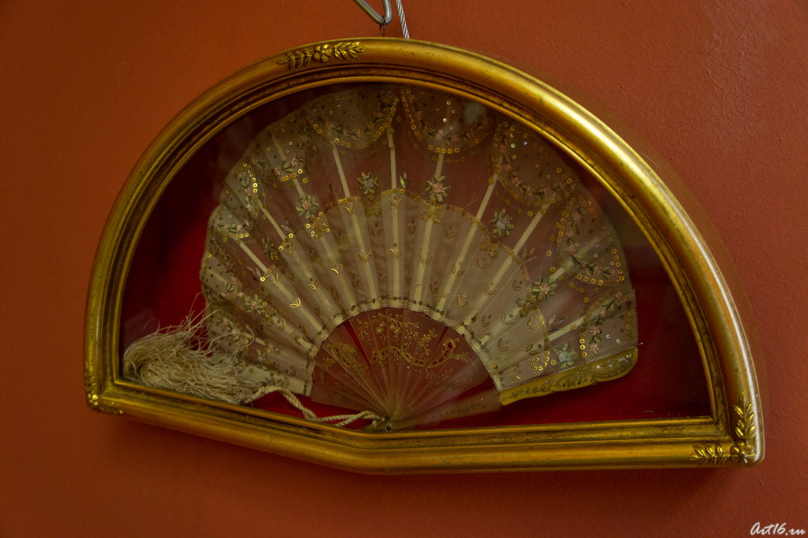 Веер с вышивкой, пайетками. Начало XX века. Россия::«Ускользающая красота»