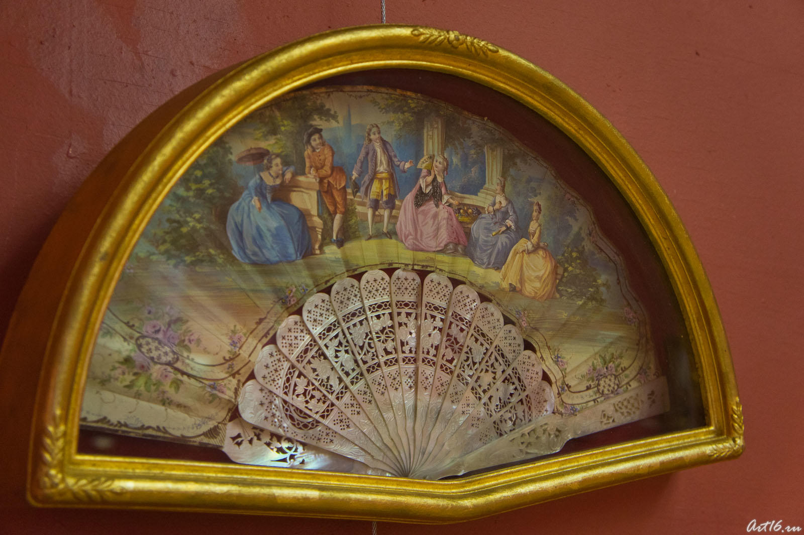 Веер с изображением галантной сцены. Кон. XVIII. Франция::«Ускользающая красота»