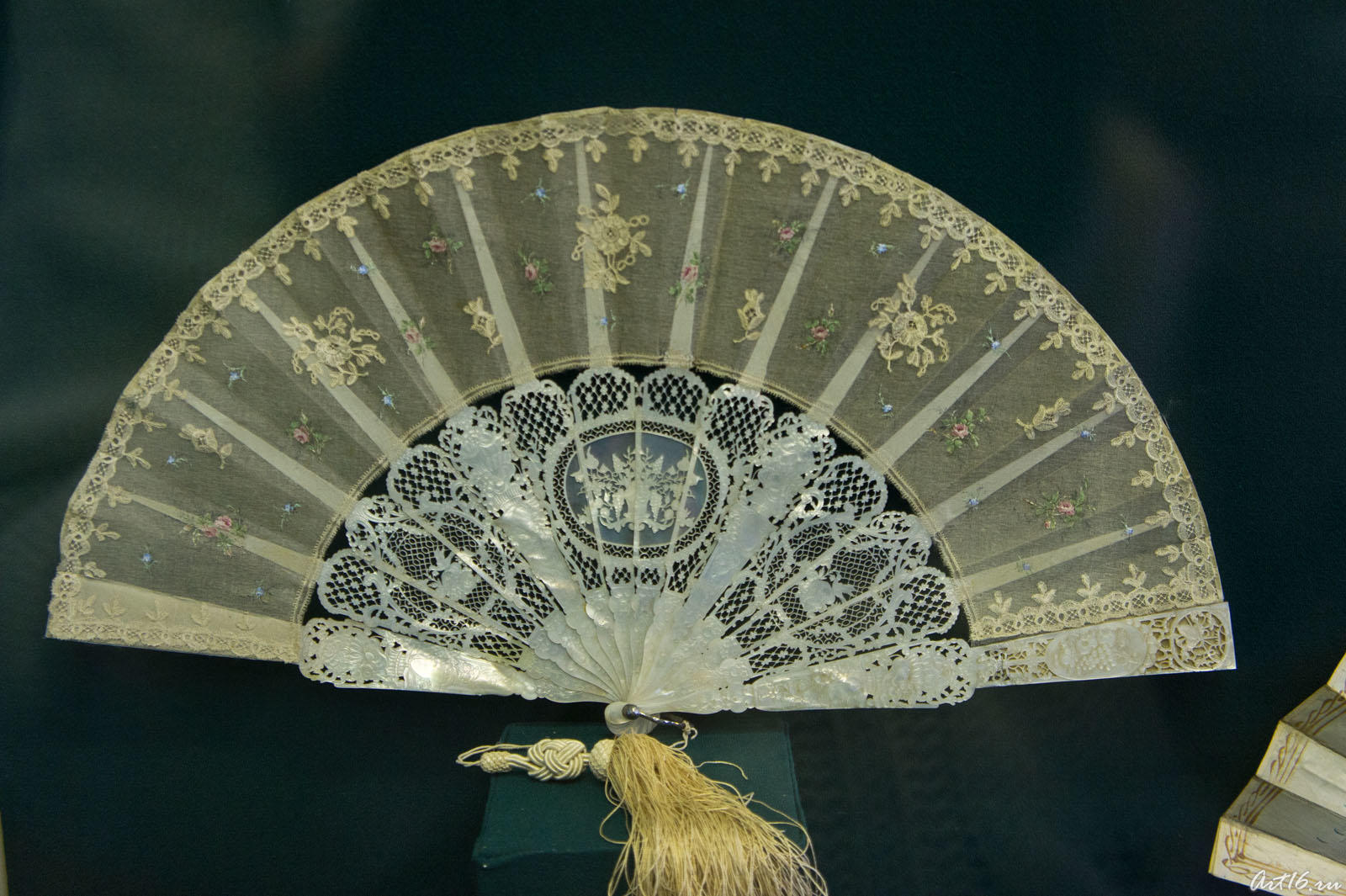 Веер бальный, кружевной. XIX. Франция::«Ускользающая красота»