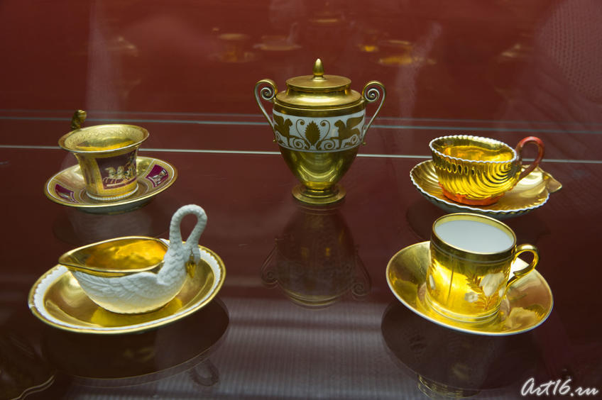Фото №72641. Чайная пара в форме лебедя. Кон. XVIII  / в центре: вазочка с крышкой с 2. ручками (золоченая) 