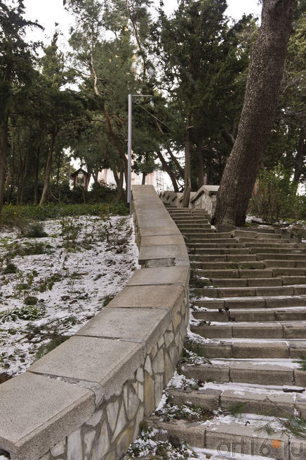 Лестница, ведущая к Храму Святого Иоанна Златоуста::Ялта