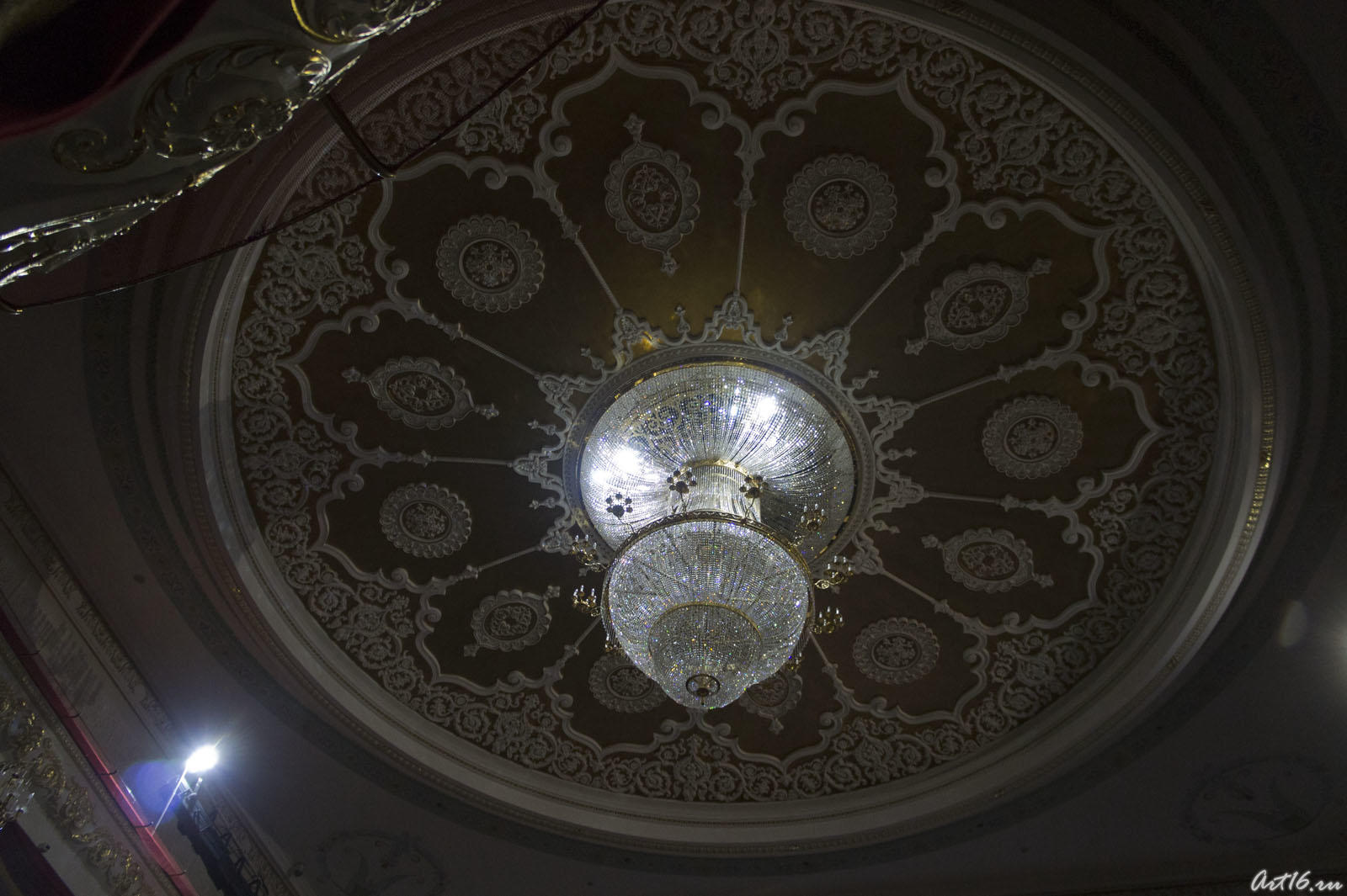 Люстра в зрительном зале театра::Фрагменты интерьера театра оперы и балета им. М.Джалиля