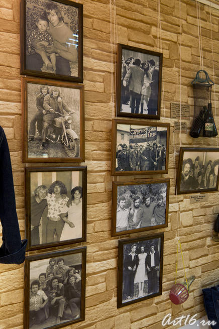 Стена с памятными фотографиями 1970-80гг.::Джинсы, как культ