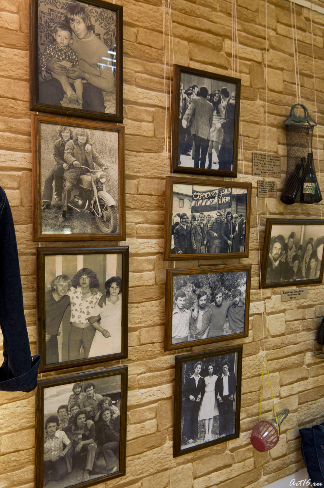 Стена с памятными фотографиями 1970-80гг.::Джинсы, как культ