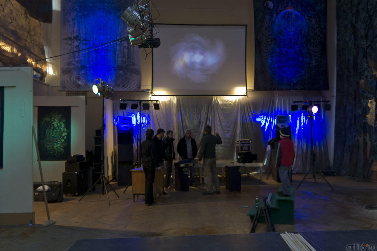 Экспозиция выставки ʺДвериʺ. Последние приготовления::Психоделическая выставка «Двери»